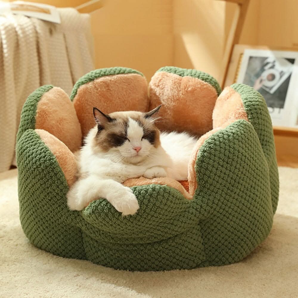 Cama para gatos em tom cinza claro, destacando o material macio e formato oval