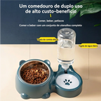 Cachorro usando alimentador automático para cachorro e gato durante a alimentação diária