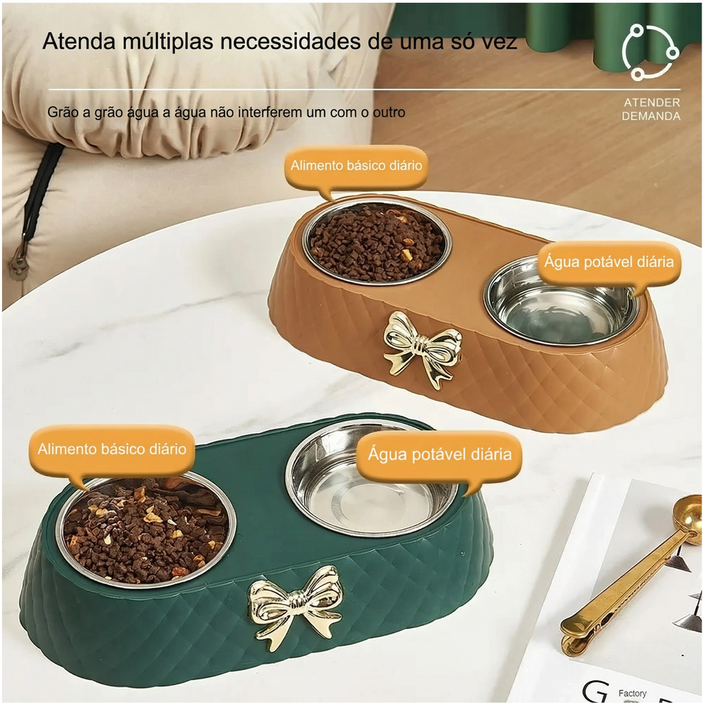 Cachorro feliz próximo à tigela dupla para pets com acabamento matelassê e detalhe em laço dourado