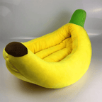 Cama pet banana em cor amarela vibrante destacando o formato exclusivo para pets
