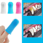 Cachorro usando escova dental de silicone para pets durante a escovação sem estresse