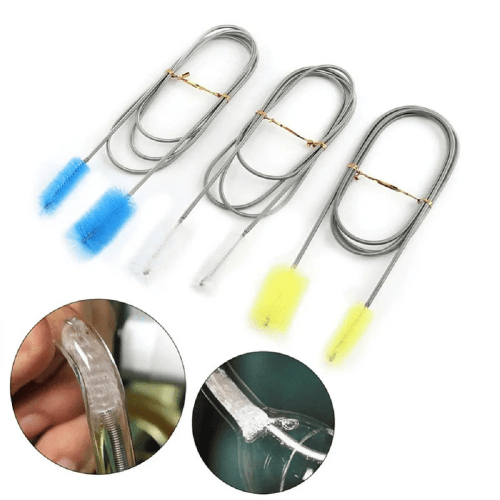 Escova flexível para filtro de aquário sendo usada para limpar tanque com peixes coloridos