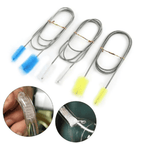 Escova flexível para filtro de aquário sendo usada para limpar tanque com peixes coloridos