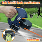 Cachorro usando guia retrátil dupla para dois cães com trava durante caminhada no parque