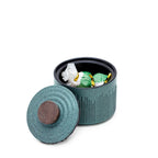 urna de vidro para pets Madrupet exibida em prateleira com decoração minimalista
