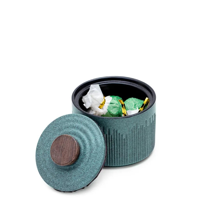 urna de vidro para pets Madrupet exibida em prateleira com decoração minimalista