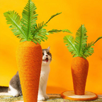 Gato relaxando próximo ao arranhador cenoura, demonstrando conforto e enriquecimento ambiental