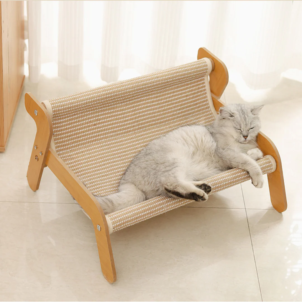 Gato relaxando na poltrona sisal para gatos com design moderno