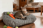 Cama pet listrada Madrupet com enchimento macio, perfeita para o descanso dos pets