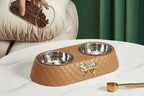 Detalhe do laço dourado na tigela dupla para pets com acabamento matelassê moderno