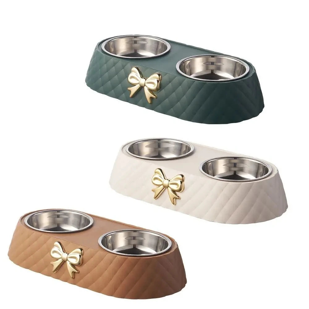 Tigela dupla para pets com acabamento matelassê e laço dourado para alimentação e água