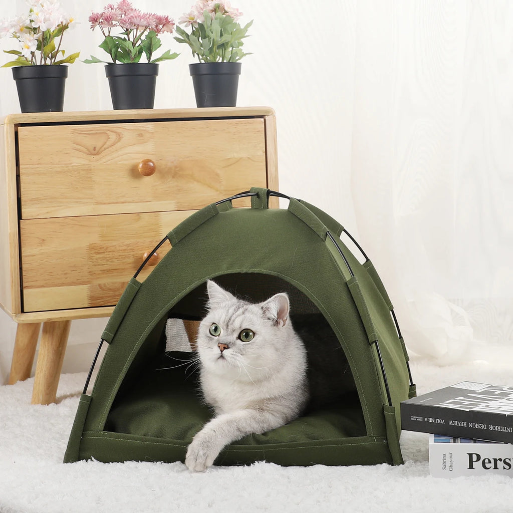 Gato branco descansando dentro da toca quente com isolamento térmico, cama aconchegante para pets