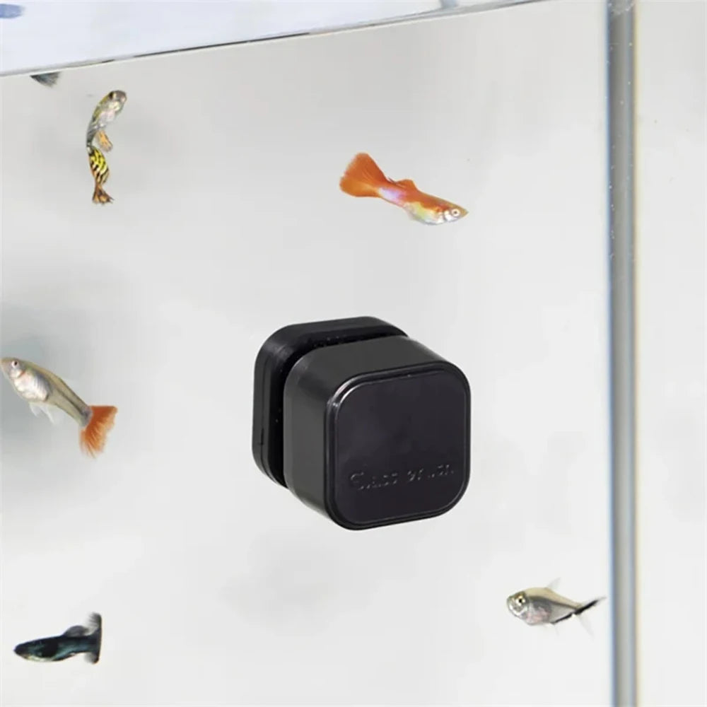 Detalhe da esponja magnética mini mostrando a superfície abrasiva para limpeza do aquário