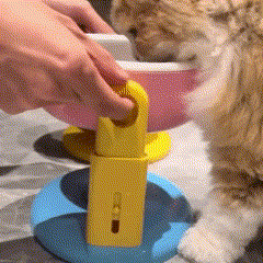 Detalhe do material resistente e antiderrapante do comedouro elevado para gatos Madrupet