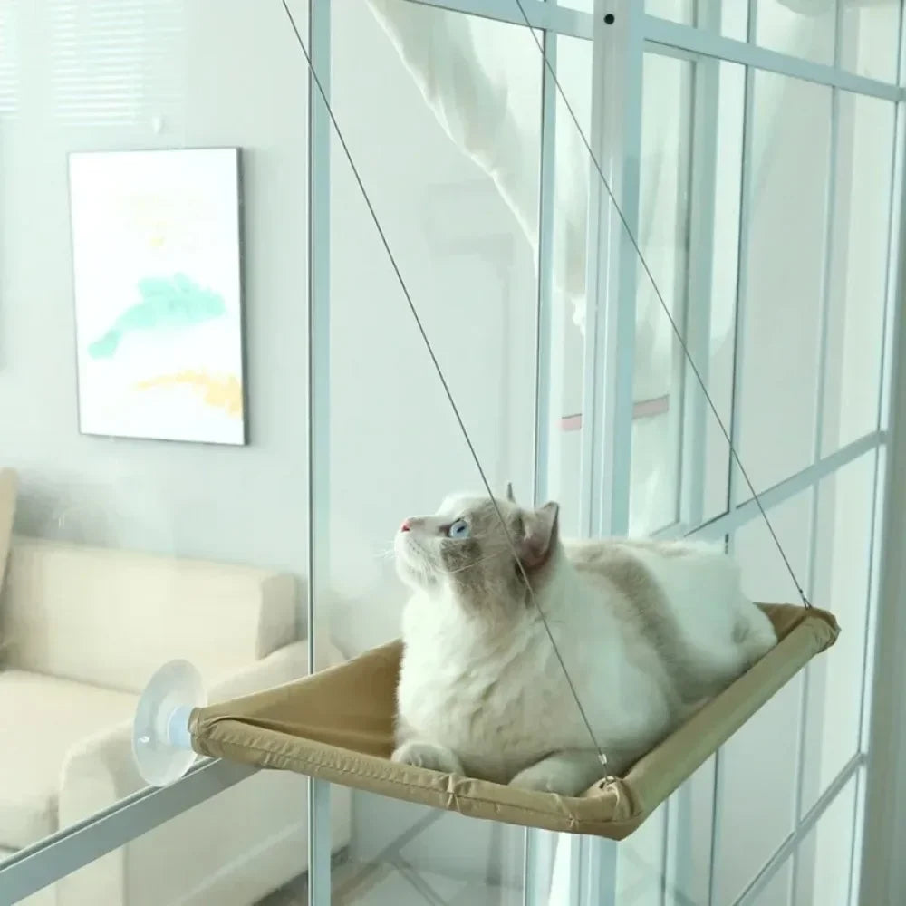 Detalhe da estrutura resistente e tecido respirável da cama suspensa para gatos