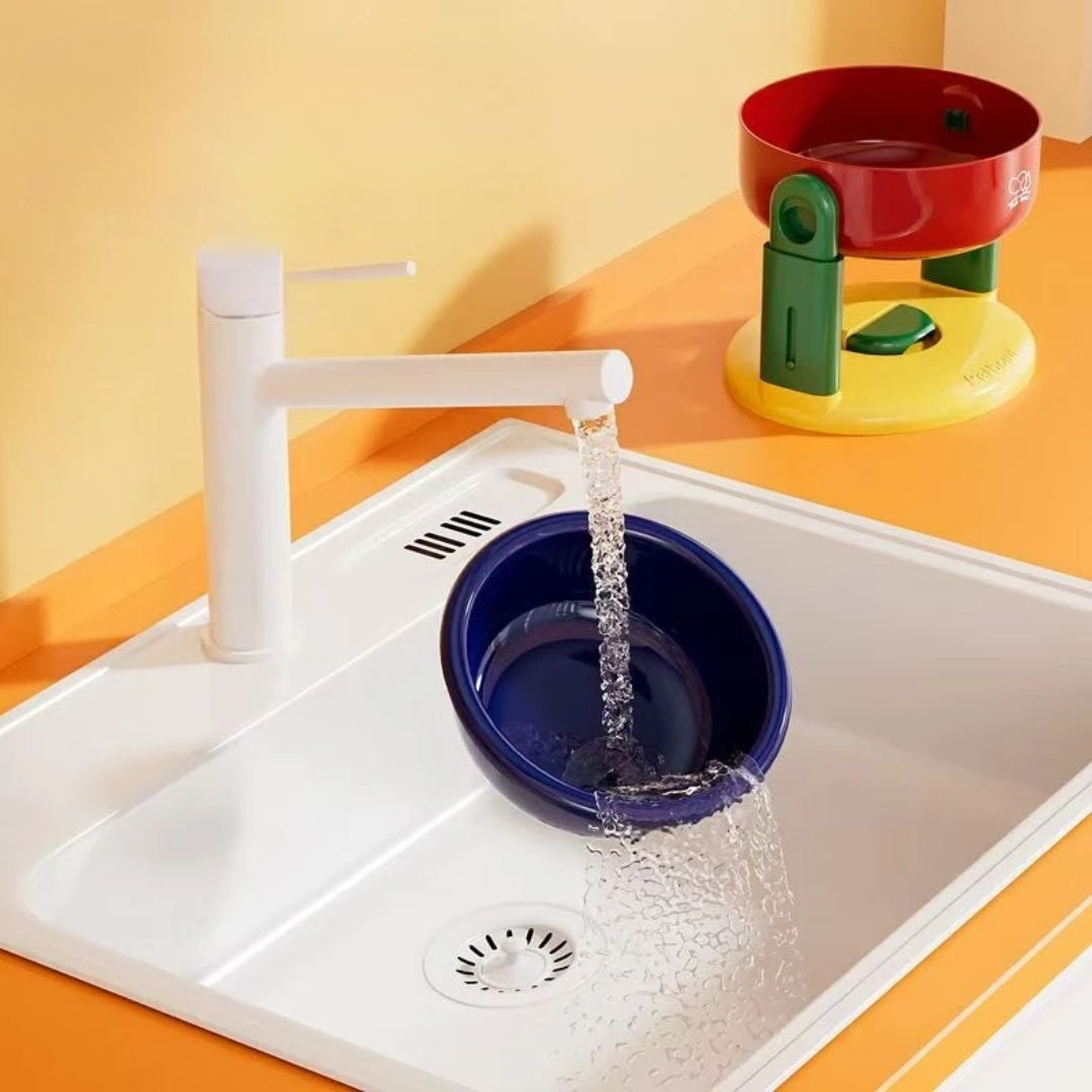 Detalhe da base antiderrapante do comedouro elevado para gatos, garantindo estabilidade durante o uso