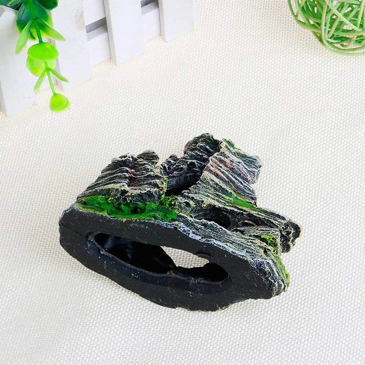 detalhe do musgo natural em caverna decorativa para aquário de peixes tropicais
