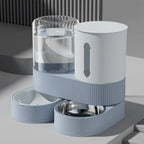 Detalhe do reservatório transparente do alimentador e bebedouro automático para pets