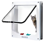 Porta exclusiva para gatos instalada em porta de madeira garantindo liberdade segura ao pet