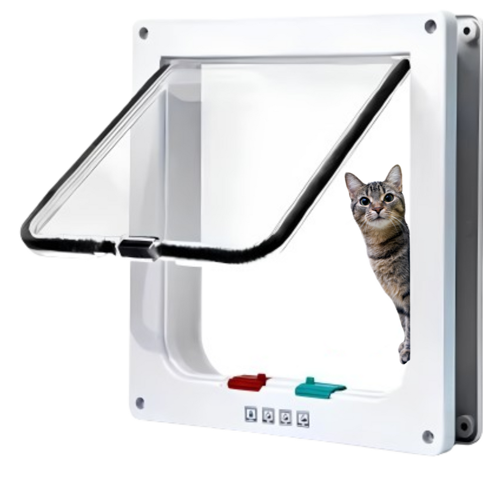 Porta exclusiva para gatos instalada em porta de madeira garantindo liberdade segura ao pet