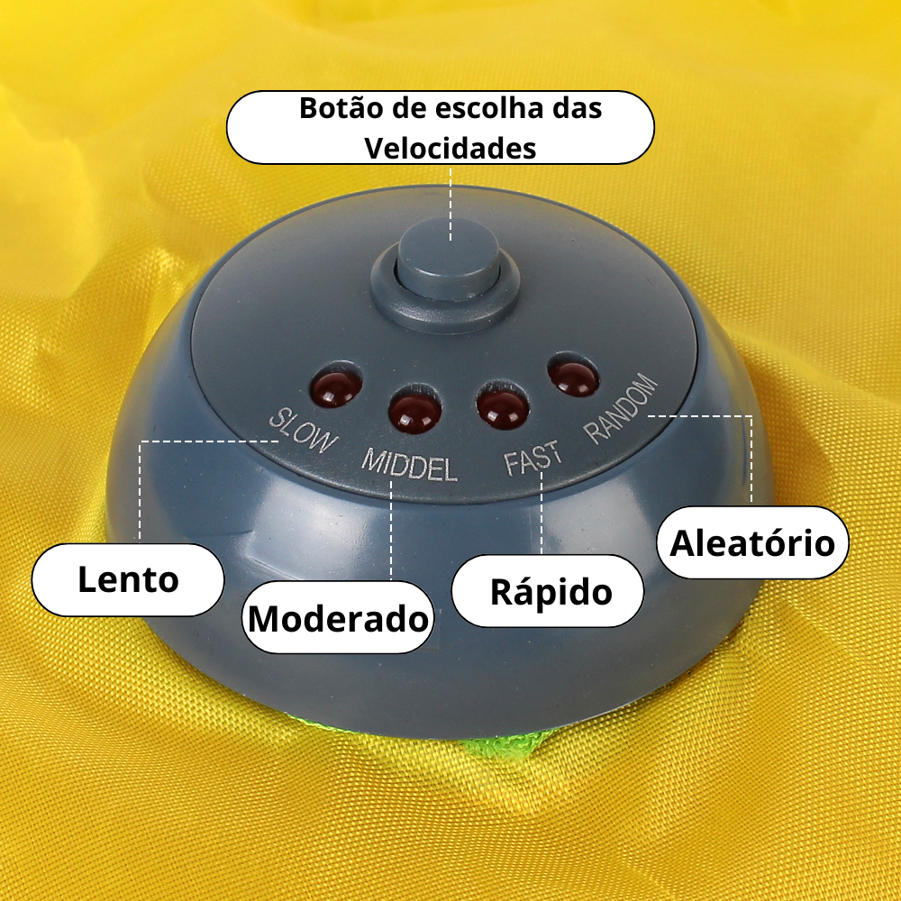 Gato se divertindo sozinho com o tapete brinquedo interativo para gatos em casa