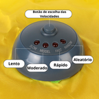 Gato se divertindo sozinho com o tapete brinquedo interativo para gatos em casa