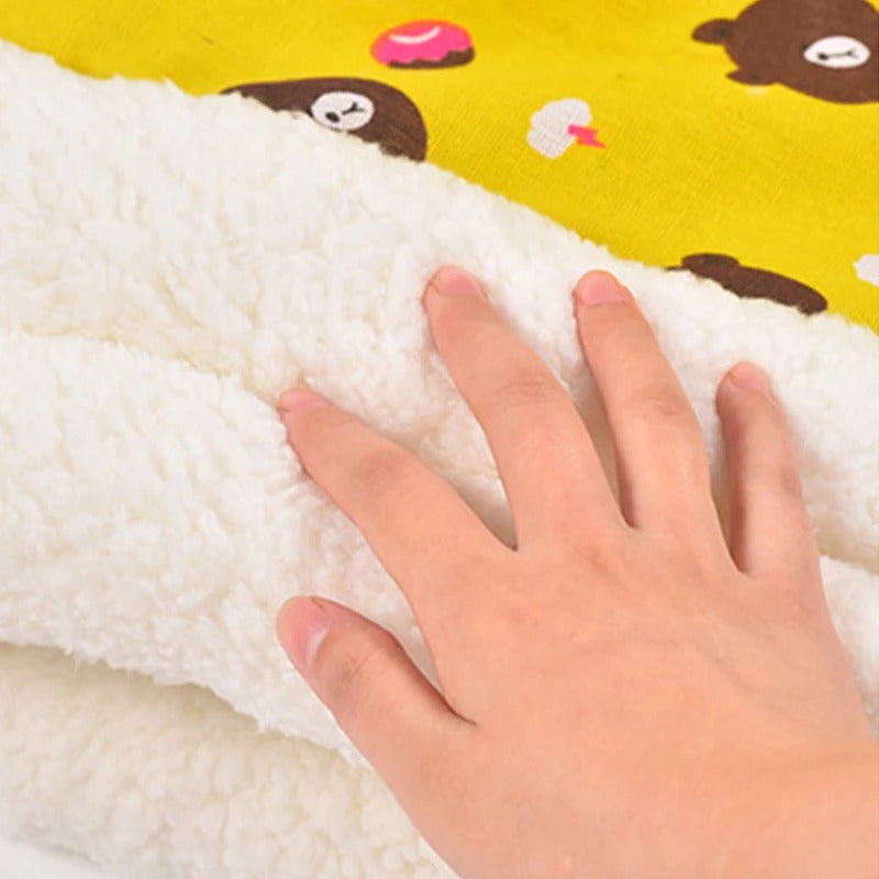 Cama saco para gatos em tom cinza com forro interno felpudo