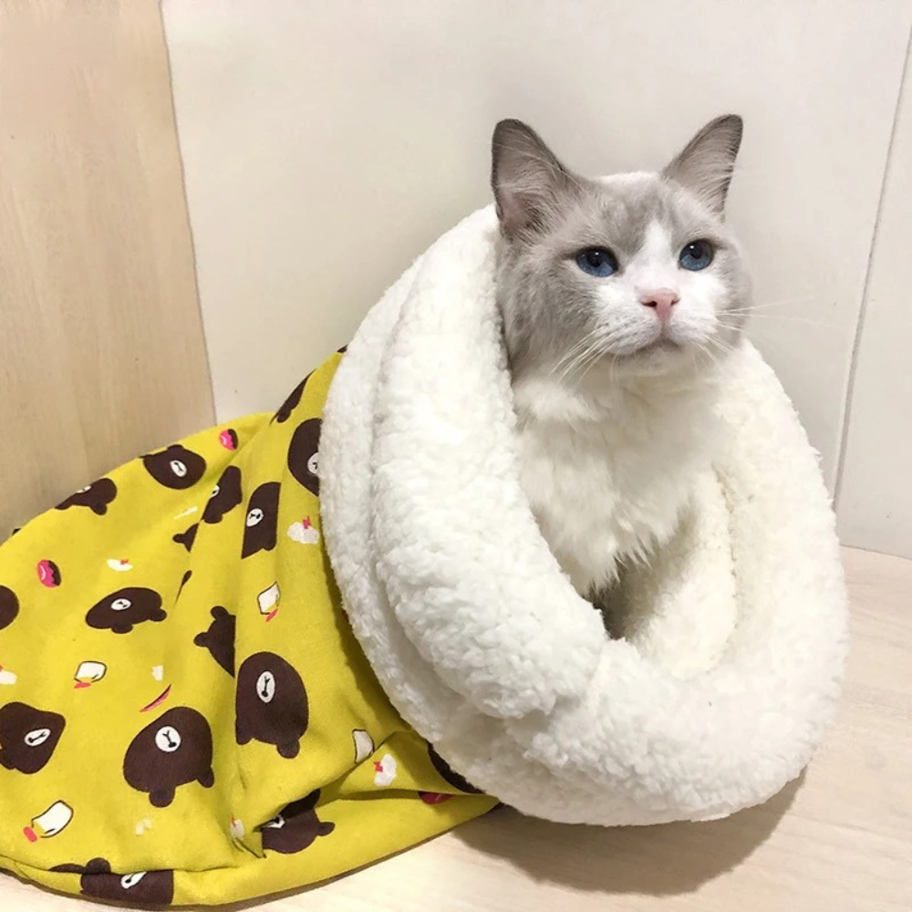 Gato dormindo confortavelmente dentro da cama saco para gatos Madrupet