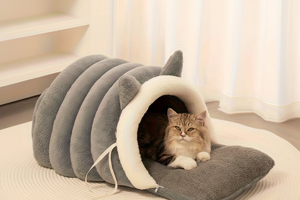 Gato branco descansando confortavelmente na cama tipo ninho macia para gatos