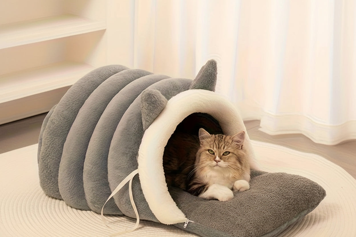 Gato branco descansando confortavelmente na cama tipo ninho macia para gatos