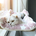 Gato relaxando na cama suspensa Madrupet fixada na janela com vista externa