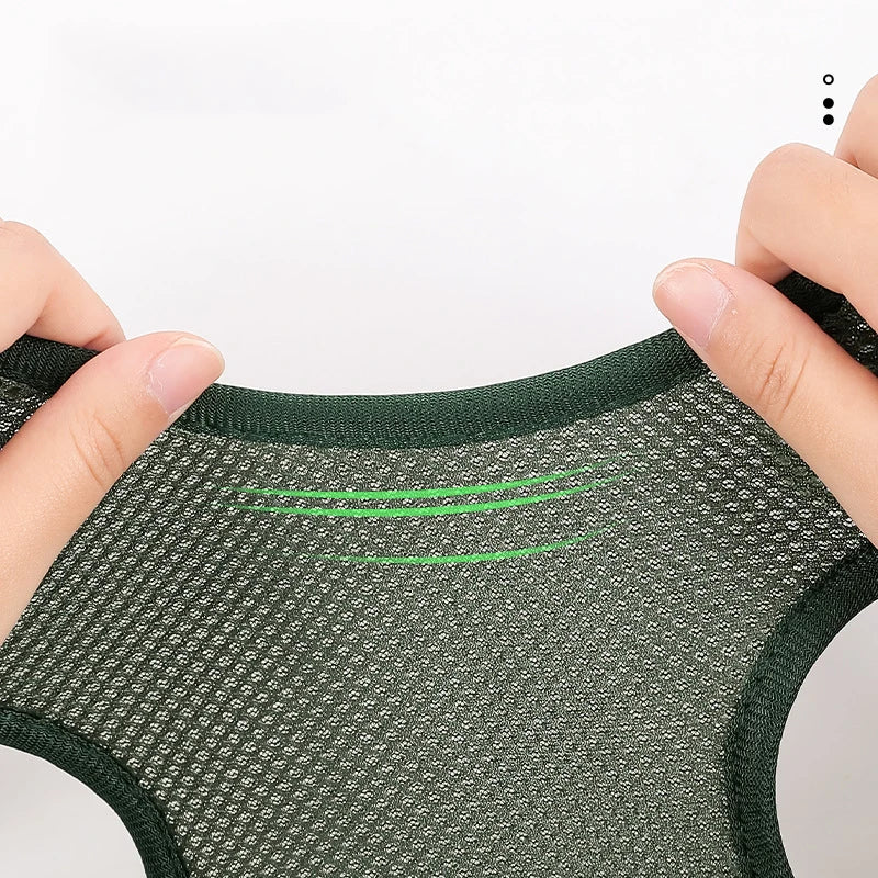 Gato confortável na rede de tosa e corte de unhas para pets, segurança e praticidade no cuidado