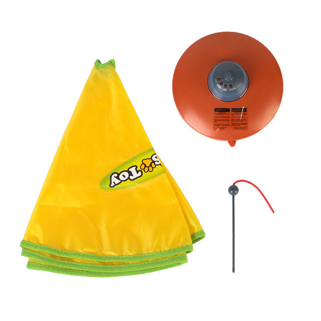 Gato curioso explorando o tapete brinquedo interativo para gatos durante a brincadeira