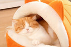Detalhe do tecido felpudo e costura reforçada da cama para gatos tipo ninho