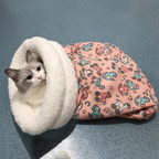 Cama saco para gatos em cor bege mostrando textura do tecido externo