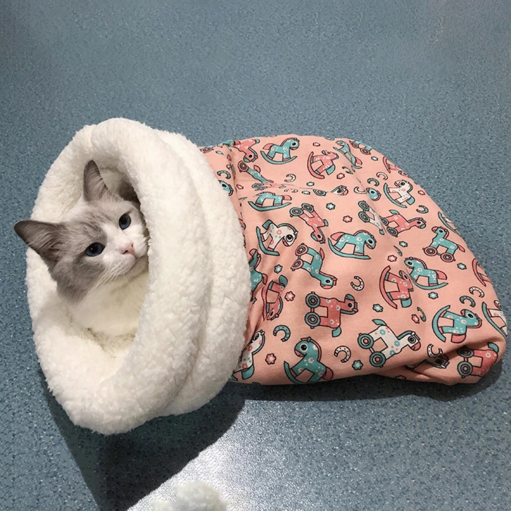 Cama saco para gatos em cor bege mostrando textura do tecido externo