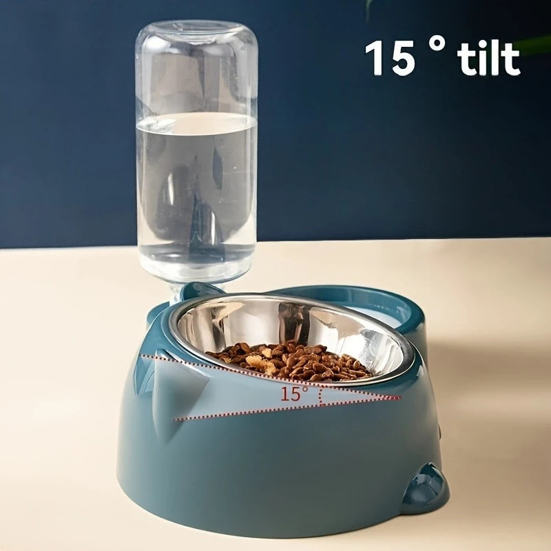 Gato se alimentando no alimentador automático para cachorro e gato em ambiente doméstico