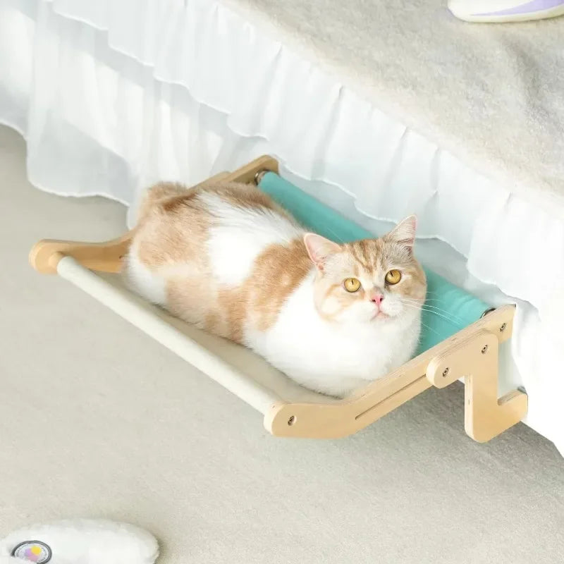 Detalhe da estrutura em madeira elevada da hamaca suspensa para gatos, design moderno e resistente