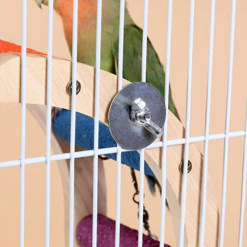 Escada para pássaros em ambiente de gaiola, com papagaio se exercitando com brinquedo Madrupet