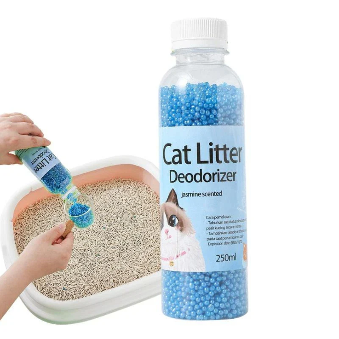 Caixa de areia limpa com eliminador de odores para gatos ao lado de brinquedos felinos