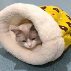 Detalhe do tecido macio e acolchoado da cama saco para gatos