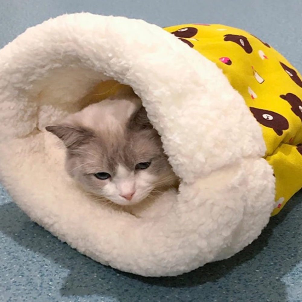 Detalhe do tecido macio e acolchoado da cama saco para gatos