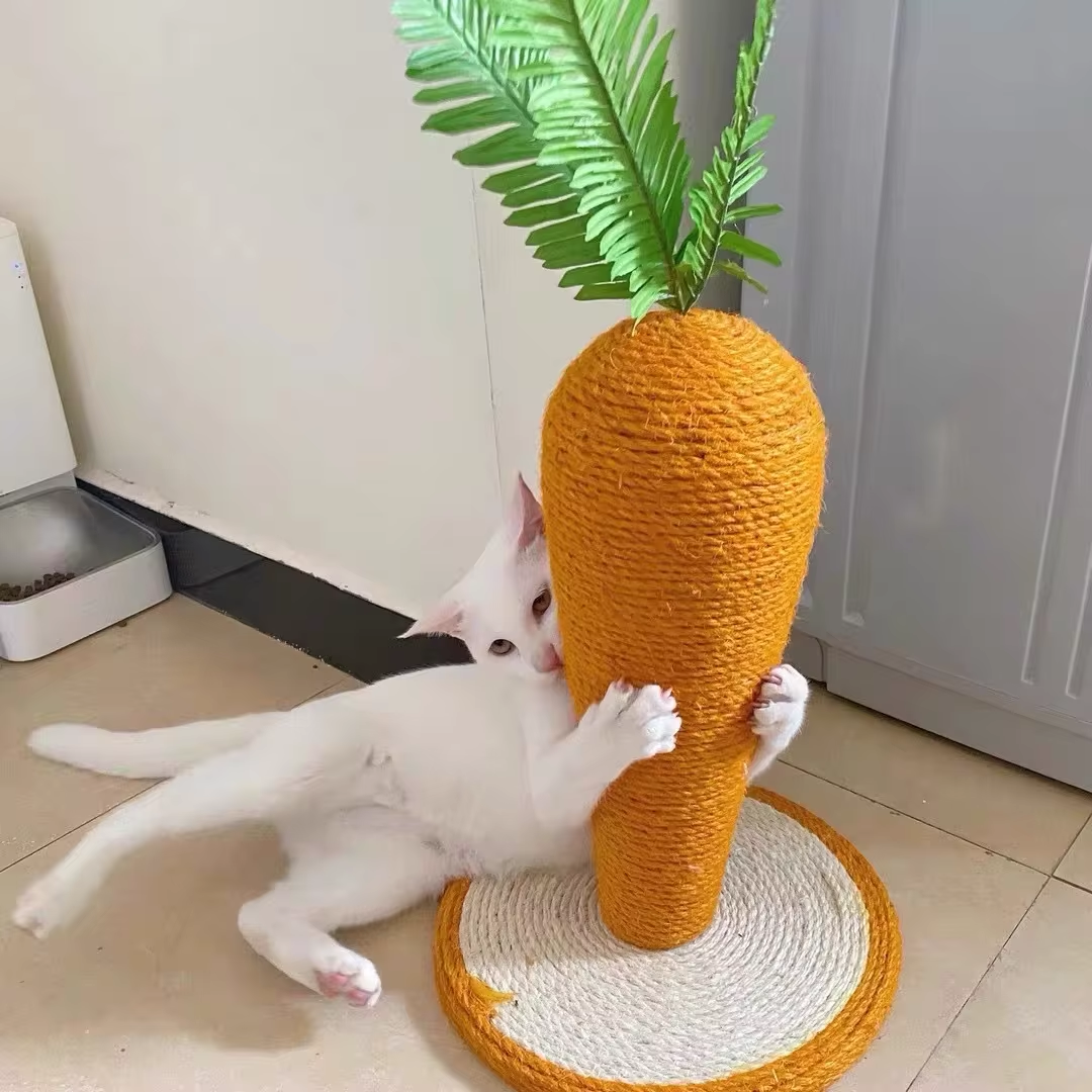 Arranhador cenoura posicionado em sala de estar, integrando decoração e funcionalidade para gatos