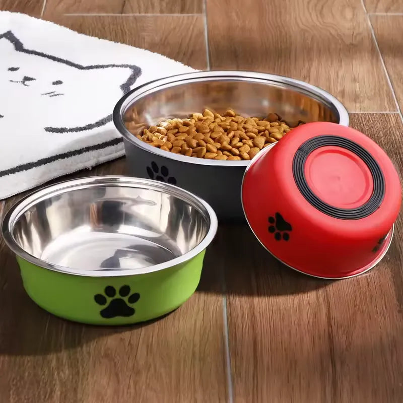 Tigela antiderrapante para pets com base estável em superfície de cozinha