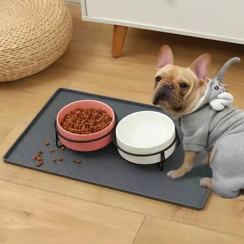 Cachorro comendo em tapete de alimentação impermeável para pets