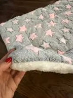 Cão de porte médio deitado no colchonete ultra macio da Madrupet, demonstrando conforto e suporte