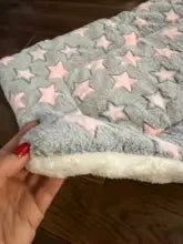 Cão de porte médio deitado no colchonete ultra macio da Madrupet, demonstrando conforto e suporte